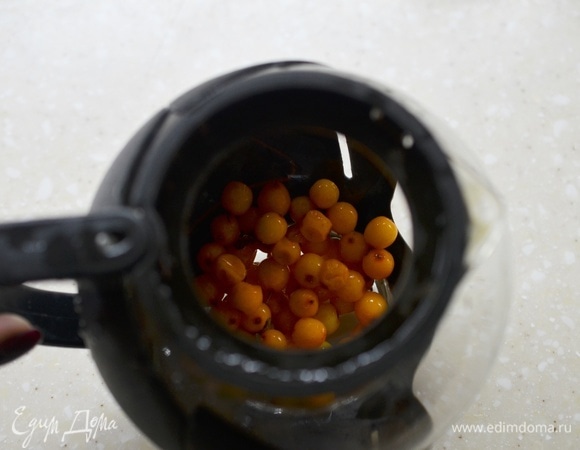 В заварочный чайник положите облепиху.