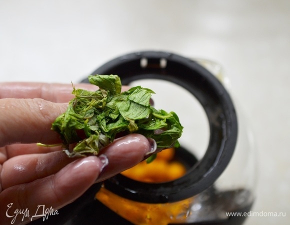 Мяту помойте и также добавьте в чайник.