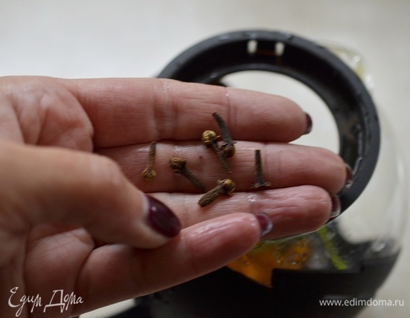 Положите несколько бутонов гвоздики.