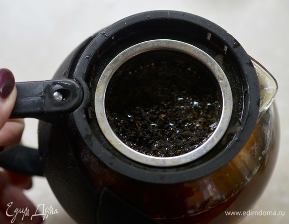 Вставьте ситечко, добавьте чай и залейте кипятком. Дайте настояться минут 15.