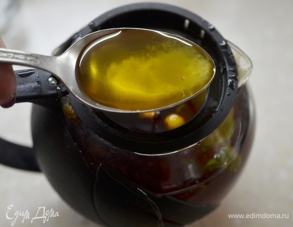 Удалите ситечко с заваркой, добавьте мед.