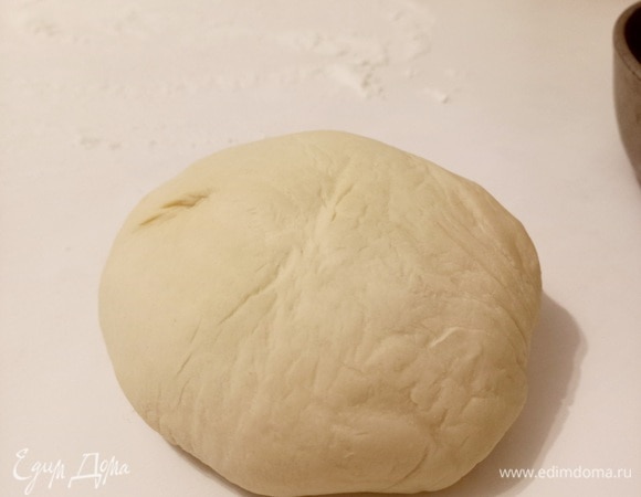 Замешиваем дрожжевое тесто (можно использовать и бездрожжевое по желанию). В данном случае я использовала готовое дрожжевое тесто (2 упаковки по 500 г), чтобы успеть к определенному времени, поскольку процесс выпекания также занимает длительное время (2,5–3 часа). Также важно поставить духовку на разогрев до 200–210°C в самом начале готовки.