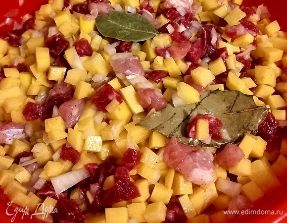 Смешиваем мясную массу с картофелем, добавляем соль и молотый перец.