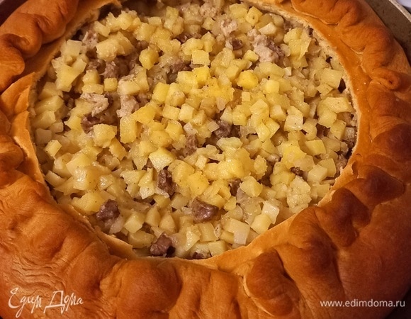 Когда бэлиш сверху подрумянится, необходимо накрыть его фольгой. Запекать блюдо 2,5–3 часа при 200°C. Переодически можно снимать шарик и проверять готовность начинки и наличие бульона. Если бульон от начинки испарился, то по желанию можно заправить мясным бульоном и маслом, главное, чтоб жидкость не вытекала. Когда блюдо будет готово, смазать верх небольшим количеством масла и накрыть полотенцем, оставить на 10–15 мин. Приятного аппетита!