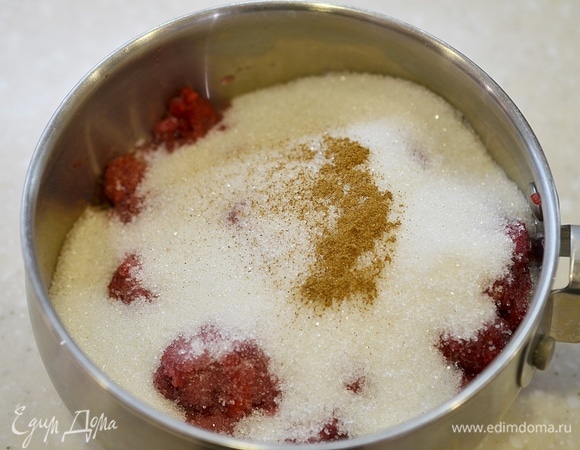 Добавьте корицу. Оставьте на время, пока малина не даст сок (а сок она дает очень быстро — достаточно будет 1 часа).