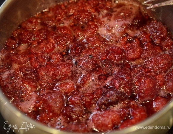 Поставьте варенье на огонь, доведите до кипения. Варите, снимая пену, 5 минут.