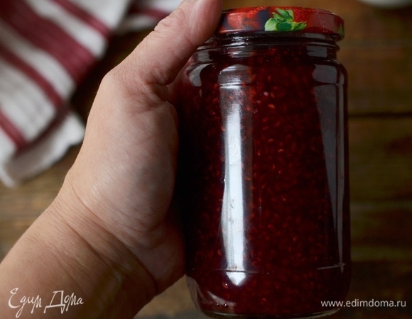 Разложите варенье в стерилизованные банки и закройте крышками (у меня винтовые).