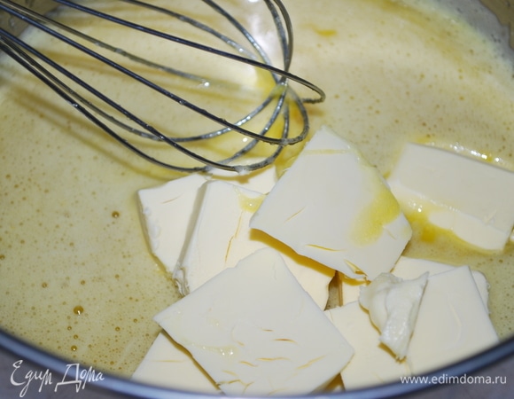 Для теста в сотейнике с толстым дном соедините мед, яйца, сахар и соль, все хорошо перемешайте венчиком до однородности и добавьте сливочное масло. Поставьте на медленный огонь и непрерывно помешивайте до полного растворения сахара и масла, следите за тем, чтобы не закипело.