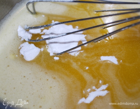 Снимите сотейник с огня и добавьте соду. Масса увеличится в объеме и побелеет.