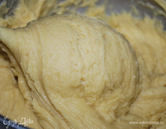 Добавьте половину муки и ложкой хорошо перемешайте, следом добавьте остаток муки. Может понадобиться немного меньше или больше муки, регулируйте сами. Тесто должно быть мягким.