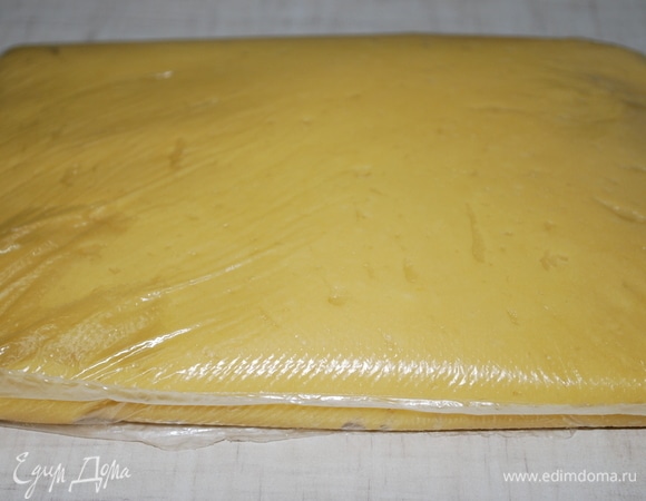 Сложите тесто в пакет (я это делаю ложкой) и уберите в холодильник на 2–3 часа или на ночь (я тесто сделала заранее).