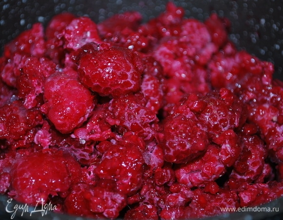 Для малинового мармелада замороженную малину прогрейте в сотейнике 5–6 минут, чтобы малина выделила сок.