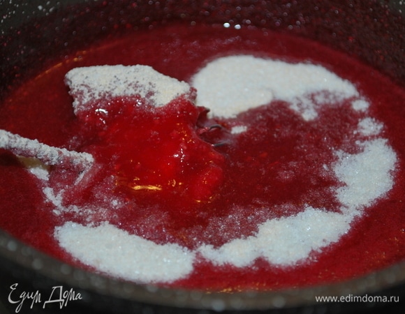 Протрите малину через сито, чтобы удалить косточки. Из общего количества малины у меня получилось 250 г пюре. Пектин перемешайте с сахаром (у меня пектин NH, при нагревании он растворяется, а при охлаждении застывает) и добавьте к малиновому пюре. Проварите все вместе в течение 3–4 минут, непрерывно помешивая, до загустения. Если капля пюре не растекается на блюдце, значит, пюре готово.