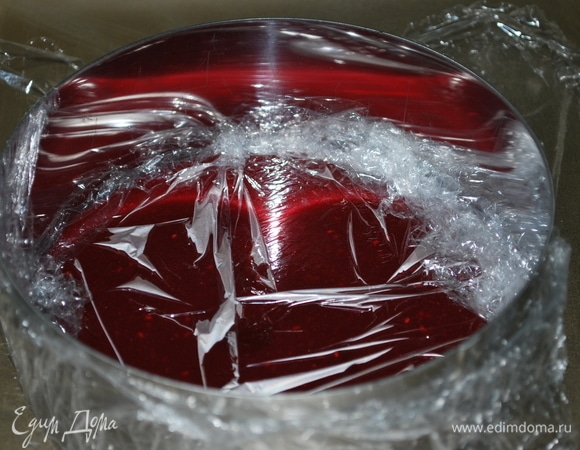 Залейте пюре в форму (лучше это сделать в металлическом кольце), предварительно дно кольца застелите пищевой пленкой. Пюре накройте пищевой пленкой в контакт и уберите в холод для стабилизации примерно на 2 часа (я его сделала накануне). Кольцо для выпечки у меня диаметром 17 см.