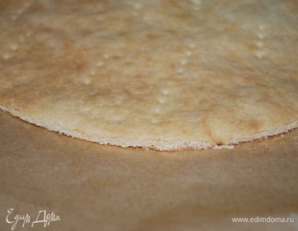 Готовый корж вырежьте формой (у меня металлическое кольцо диаметром 17 см). Количество коржей зависит от толщины теста, у меня получилось 10 коржей. Остатки готового теста измельчите в блендере в крошку для украшения торта.