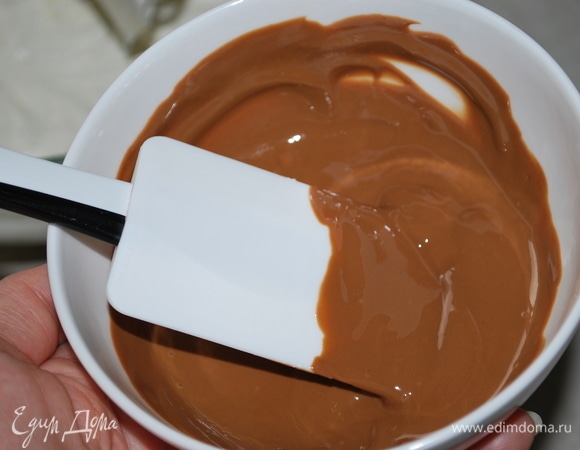 Для крема возьмите карамельный шоколад, растопите его удобным для вас способом.