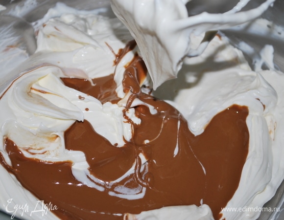 Творожный сыр и холодные сливки взбейте при помощи миксера, добавьте по вкусу ванильный сахар и сахарную пудру. Добавьте растопленный карамельный шоколад и все хорошо перемешайте. Крем получается воздушным, вкусным и в меру сладким. Сладость регулируйте по своему вкусу.