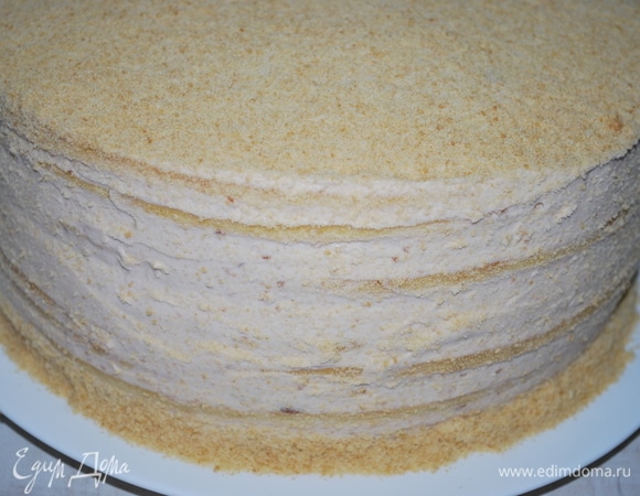 Украсьте торт по своему желанию. Дайте ему пропитаться в холодильнике 2–3 часа и подавайте к столу.