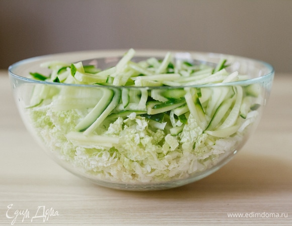 Соединить огурцы с капустой.