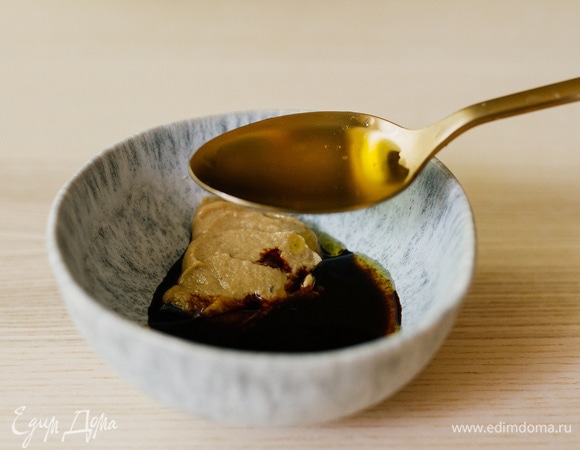 Влить оливковое масло. Поперчить по вкусу.