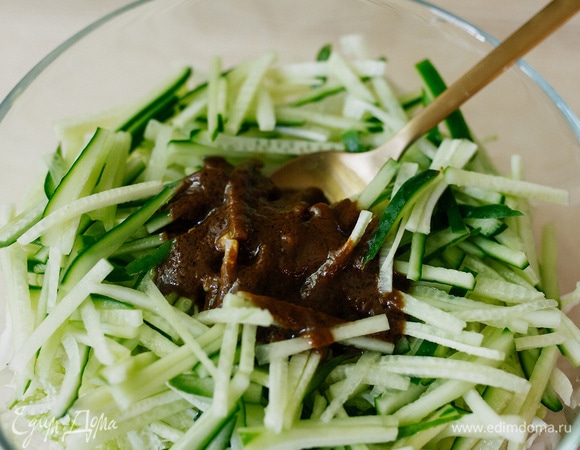 Добавить заправку, хорошо перемешать. Если нужно, посолить по вкусу. Приправить кунжутом.