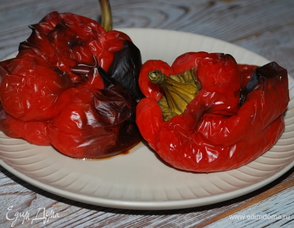 Для салата запекайте перцы в духовке в течение 15–20 мин при температуре 190°C.