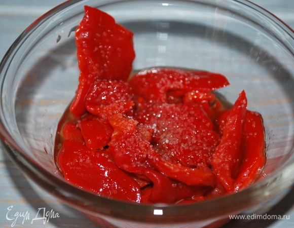 Дайте запеченным перцам остыть. Очистите их от семян и кожицы. Нарежьте на полоски, добавьте оливковое масло и посолите по вкусу.