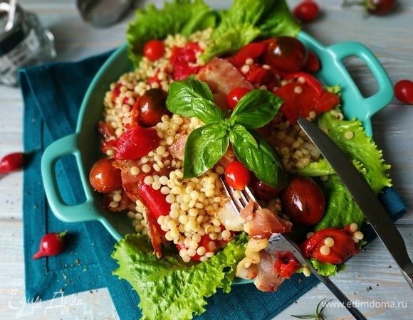 На тарелку выложите листья салата, запеченный болгарский перец, птитим с беконом и помидоры черри. Поперчите и посолите по вкусу. Добавьте свежий базилик. Подавайте салат к столу. Приятного аппетита.