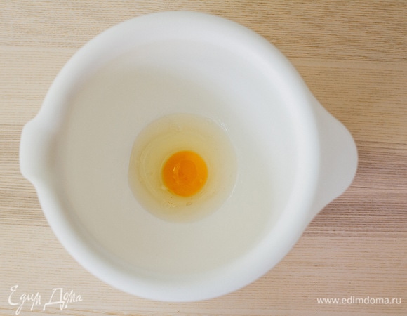 В чашу вбить яйцо.