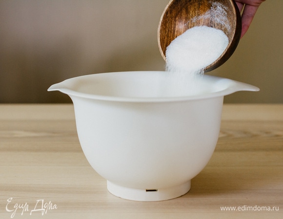 Всыпать сахар, смешанный с ванильным сахаром.