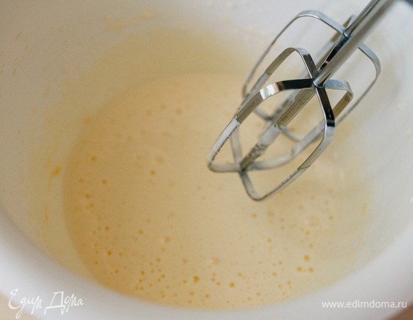 Взбить миксером в пену.