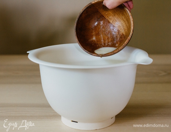 Соду погасить лимонным соком и добавить к яичной смеси.