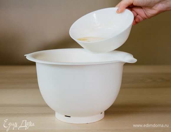Влить растопленное (не горячее) сливочное масло. Еще раз взбить миксером.