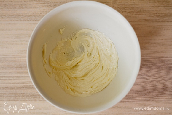 Для крема взбить миксером размягченное сливочное масло.