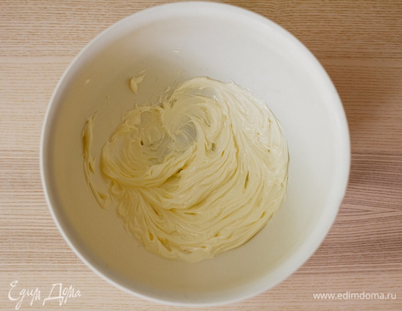 Для крема взбить миксером размягченное сливочное масло.