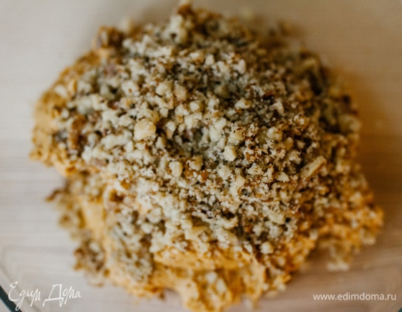 Добавить измельченные грецкие орехи и перемешать.