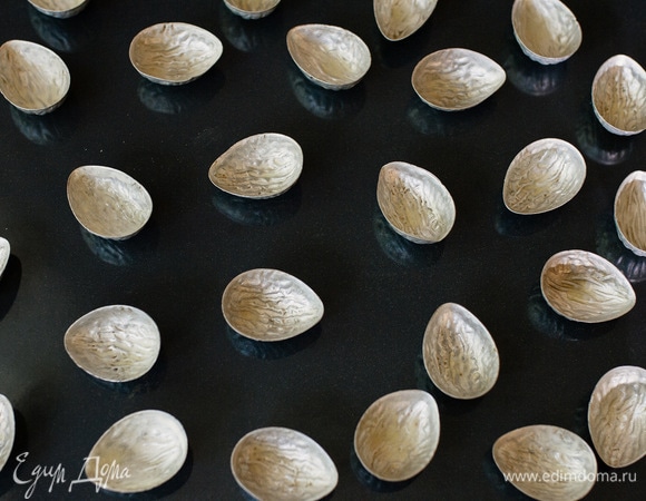 Выпекать «орешки» я буду в духовке, используя металлические формочки, их нужно смазать сливочным маслом. Если у вас орешница, то нужно скатать шарики по 5–8 г (в зависимости от размеров ячеек) и выпекать в разогретой орешнице примерно 3–4 минуты каждую партию.
