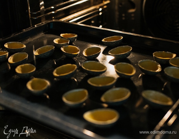 Выпекать «орешки» в духовке при 180°C около 10 минут. Тесто с краев должно зарумяниться.