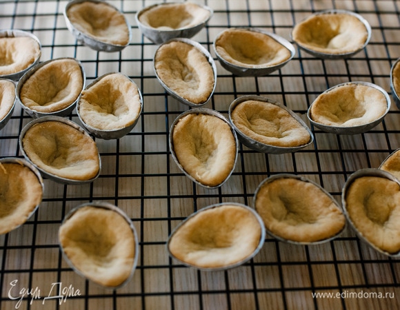 Заготовкам дать остыть при комнатной температуре минут 10 прямо в формочках, затем аккуратно извлечь их.