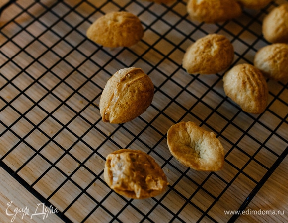 Половинку «орешка» смазать кремом и накрыть второй половиной, аккуратно придавить, чтобы они склеились.