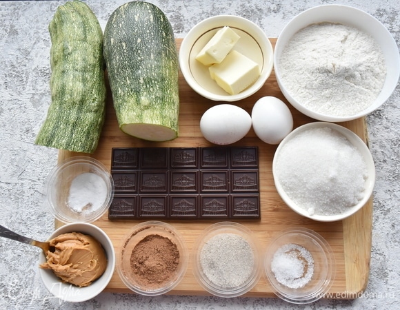 Подготовить продукты. Использование арахисовой пасты необязательно.