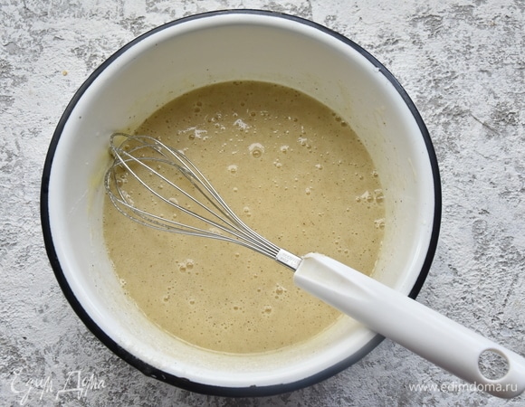 Яйца смешать с растительным маслом, сахаром и ванильным сахаром. Перемешать венчиком.