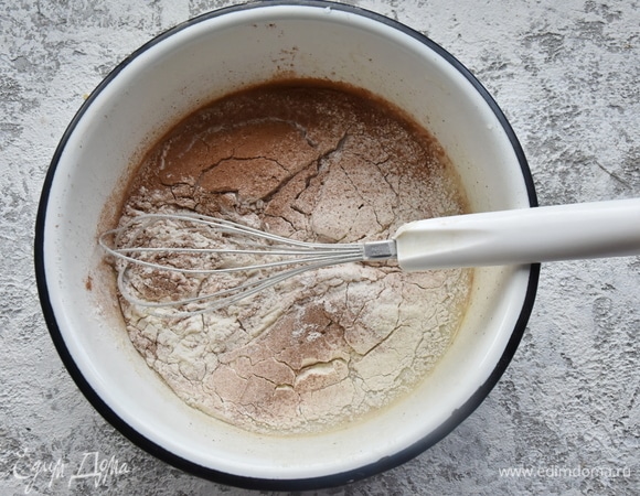 Соединить сухие компоненты (муку, соду, соль, какао-порошок) и просеять через сито. Добавить к жидким составляющим. Перемешать. Должно получиться довольно густое тесто.