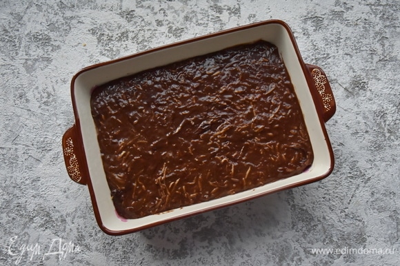 Форму для выпекания застелить пергаментом, смазанным сливочным маслом. Выложить подготовленное тесто. Выпекать брауни в духовке, разогретой до 170°C, 30–40 минут (в зависимости от желаемой степени пропеченности шоколадного бисквита). Готовый брауни можно украсить глазурью или посыпать какао-порошком. На фотографии в форме — тесто с натертым на мелкой терке кабачком. На итоговом фото — кабачок, добавленный в тесто, измельчен блендером до состояния пюре.