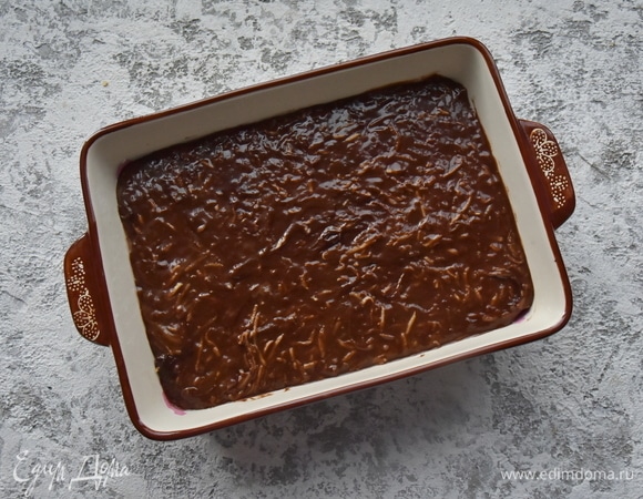 Форму для выпекания застелить пергаментом, смазанным сливочным маслом. Выложить подготовленное тесто. Выпекать брауни в духовке, разогретой до 170°C, 30–40 минут (в зависимости от желаемой степени пропеченности шоколадного бисквита). Готовый брауни можно украсить глазурью или посыпать какао-порошком. На фотографии в форме — тесто с натертым на мелкой терке кабачком. На итоговом фото — кабачок, добавленный в тесто, измельчен блендером до состояния пюре.