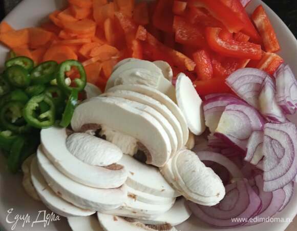 Подготовить овощи. Морковь, шампиньоны, лук и острый перец (у меня зеленый, но можно и красный, на ваш вкус) нарезать тонкими ломтиками. Болгарский перец — соломкой. Готовим заправку. Смешиваем все ингредиенты и балансируем по вкусу.