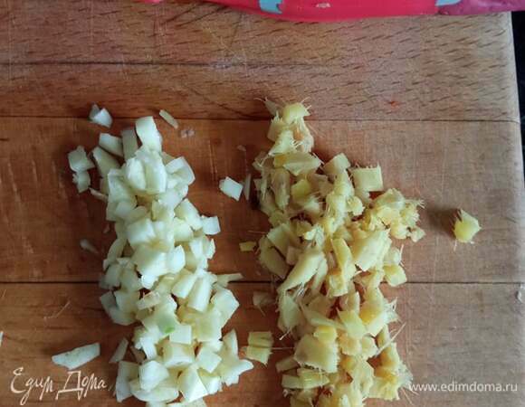 Мелко нашинковать чеснок и имбирь.