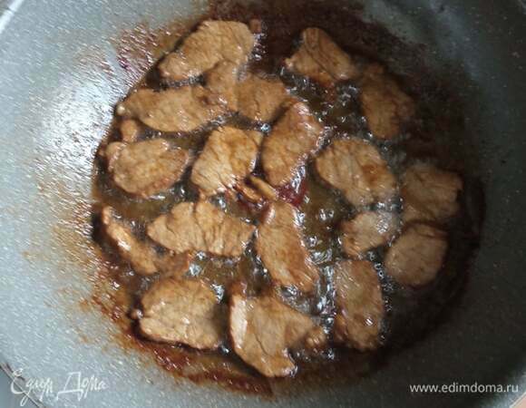 Когда мясо промариновалось, разогреть в воке рафинированное растительное масло. Масло должно быть очень горячим. Обжарить в нем свинину до румяной корочки (2–3 минуты). Свинина должна быть выложена в один ряд, поэтому, если готовите больше 2-х порций, придется делать в два или больше заходов. Огонь максимальный.