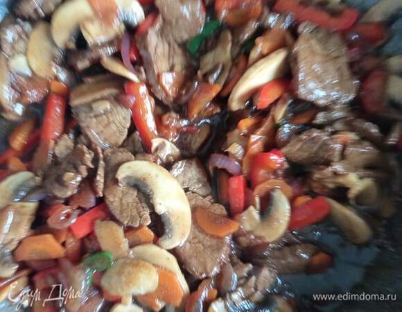 Возвращаем в сковороду свинину. Заливаем заправкой. Если маловато, добавить соевый соус. Обжариваем все вместе 1 минуту.