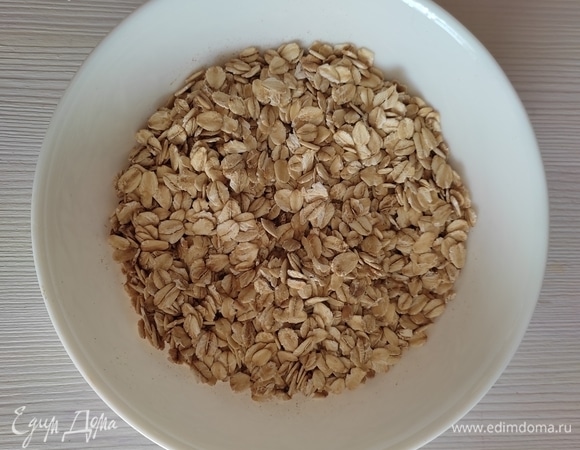 Овсяные хлопья можно взять любые. Если у вас крупные, как у меня, нужно их перемолоть в измельчителе до мелкого состояния. Если используете хлопья быстрой варки, то перемалывать их не нужно.